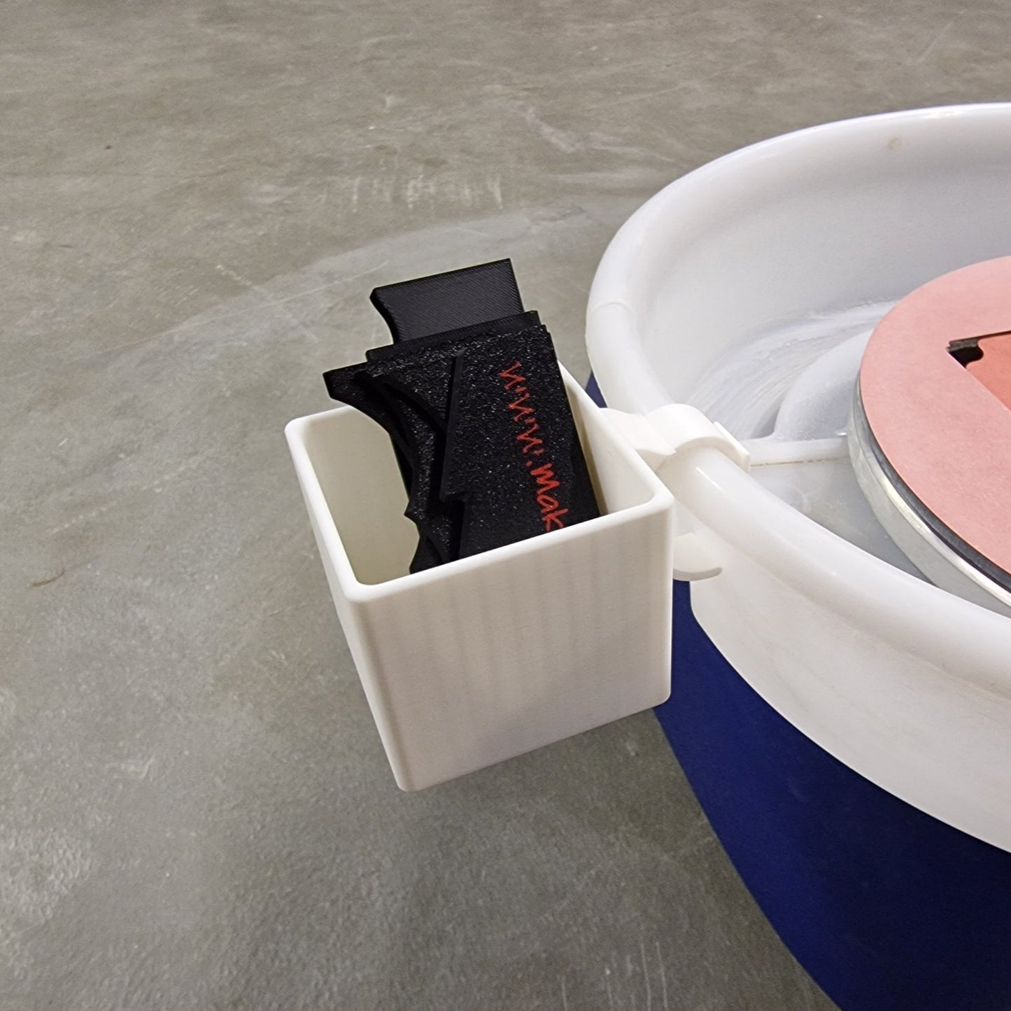 Rib holder for the potters wheel 