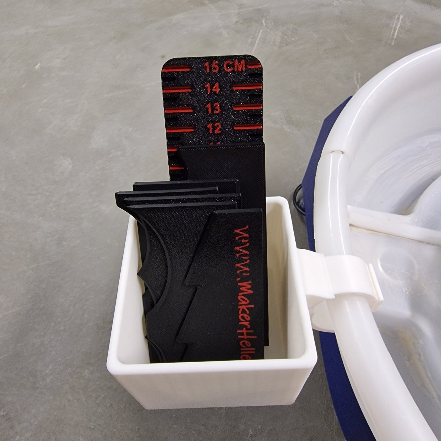 Rib holder for the potters wheel 