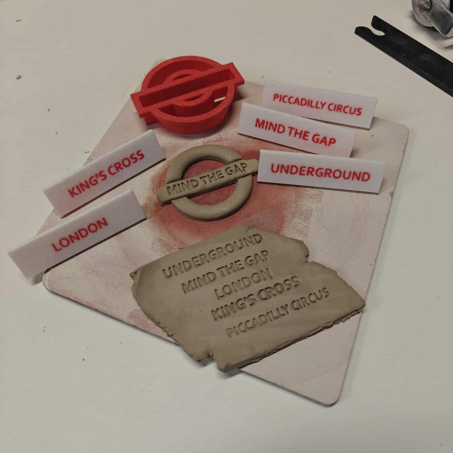 Udstikker med præg - London Underground